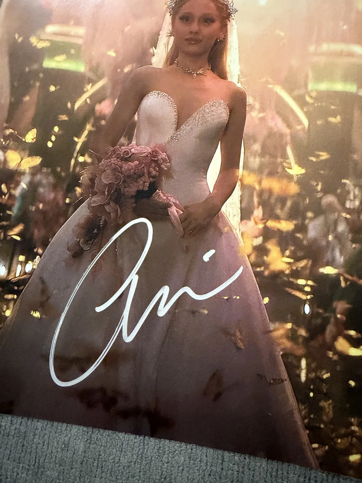 Ariana Grande — Ariana Grande Hand Signed 8x10 Photo Wicked (Glinda) Authenticated w/COA, image 2
