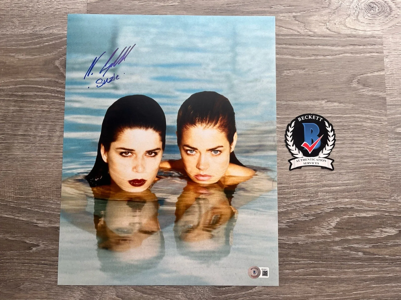 Neve Campbell — Neve Campbell Signed Wild Things 11x14 Photo Beckett COA Suzie