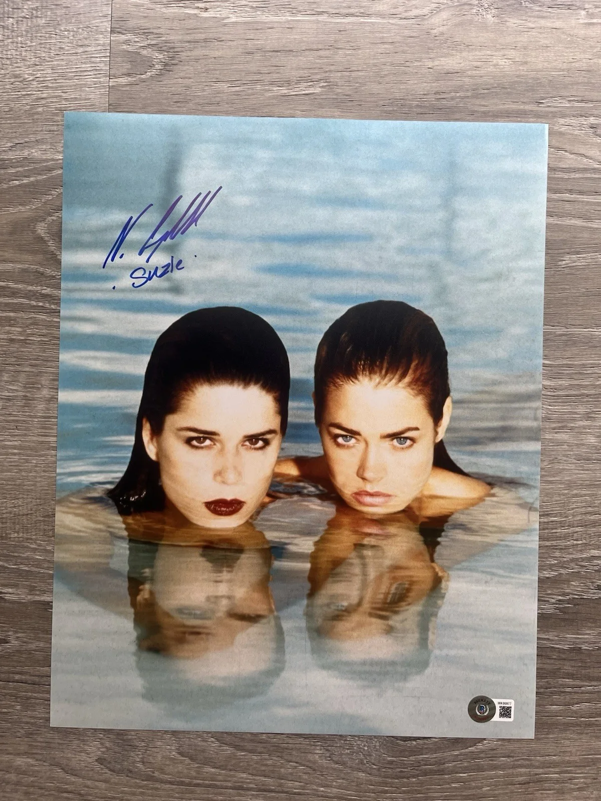 Neve Campbell — Neve Campbell Signed Wild Things 11x14 Photo Beckett COA Suzie, изображение 2