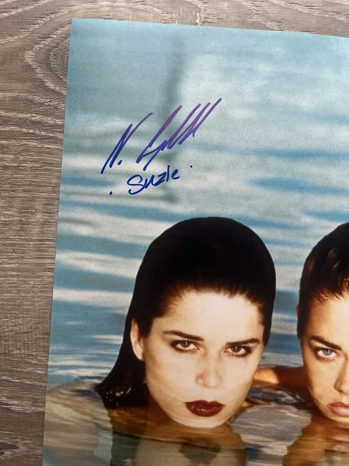 Neve Campbell — Neve Campbell Signed Wild Things 11x14 Photo Beckett COA Suzie, изображение 4