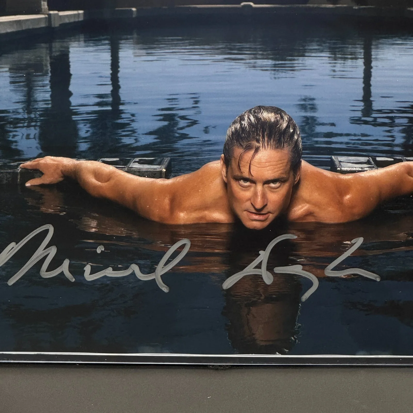 Michael Douglas — Michael Douglas Signed 11x14 Photo Autographed Wall Street Falling Down Beckett, изображение 2