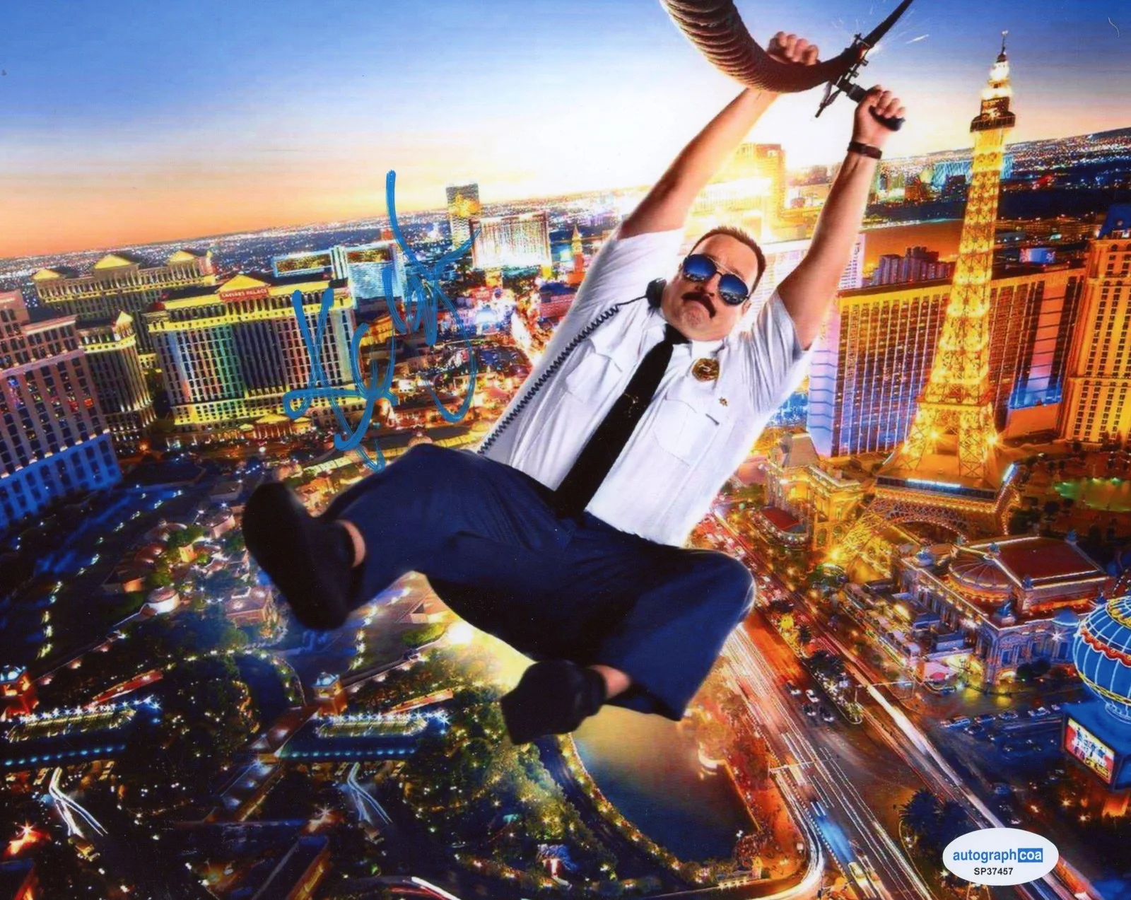Kevin James — Kevin James "Paul Blart: Mall Cop 2" AUTOGRAPH Signed 8x10 Photo ACOA, image 2