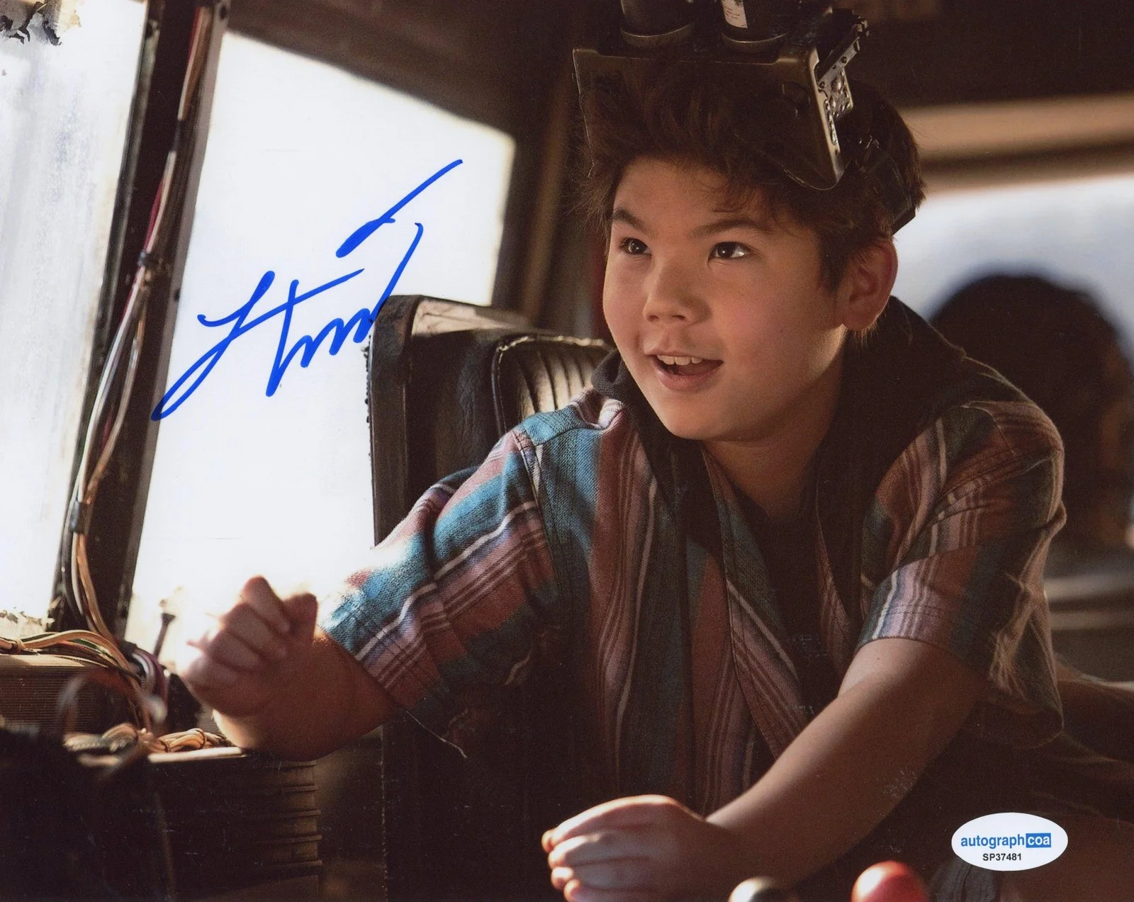 Logan Kim — Logan Kim "Ghostbuster: Afterlife" AUTOGRAPH Signed 'Podcast' 8x10 Photo ACOA, image 2