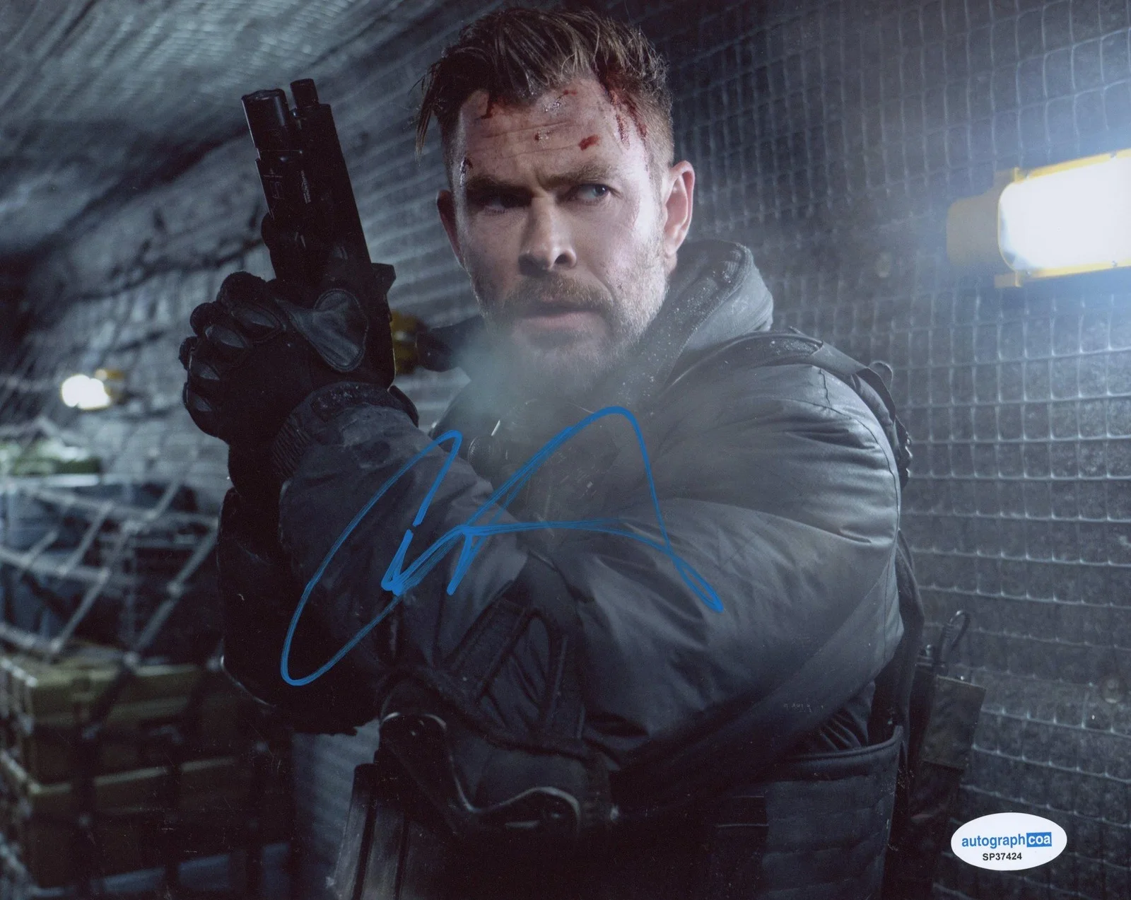 Chris Hemsworth — Chris Hemsworth "Extraction 2" AUTOGRAPH Signed 'Tyler Rake' 8x10 Photo ACOA, image 2