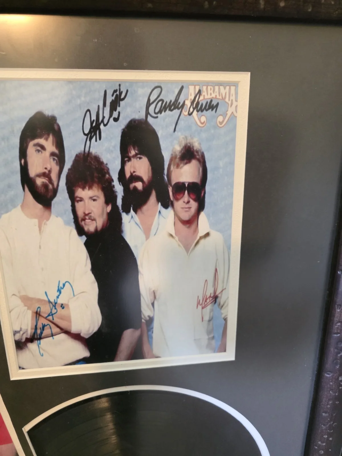 Alabama Framed Autographed Album and Photo with Certificate of Authenticity, изображение 2