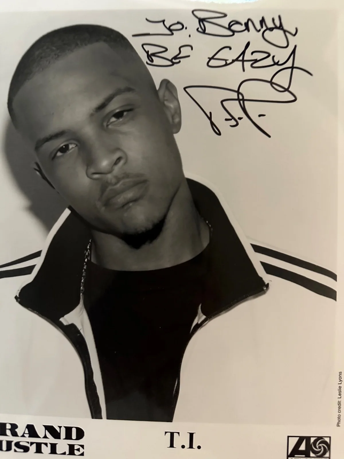 T.I. Signed Autographed 8x10 Photo Signed in My Record Store RARE, изображение 2