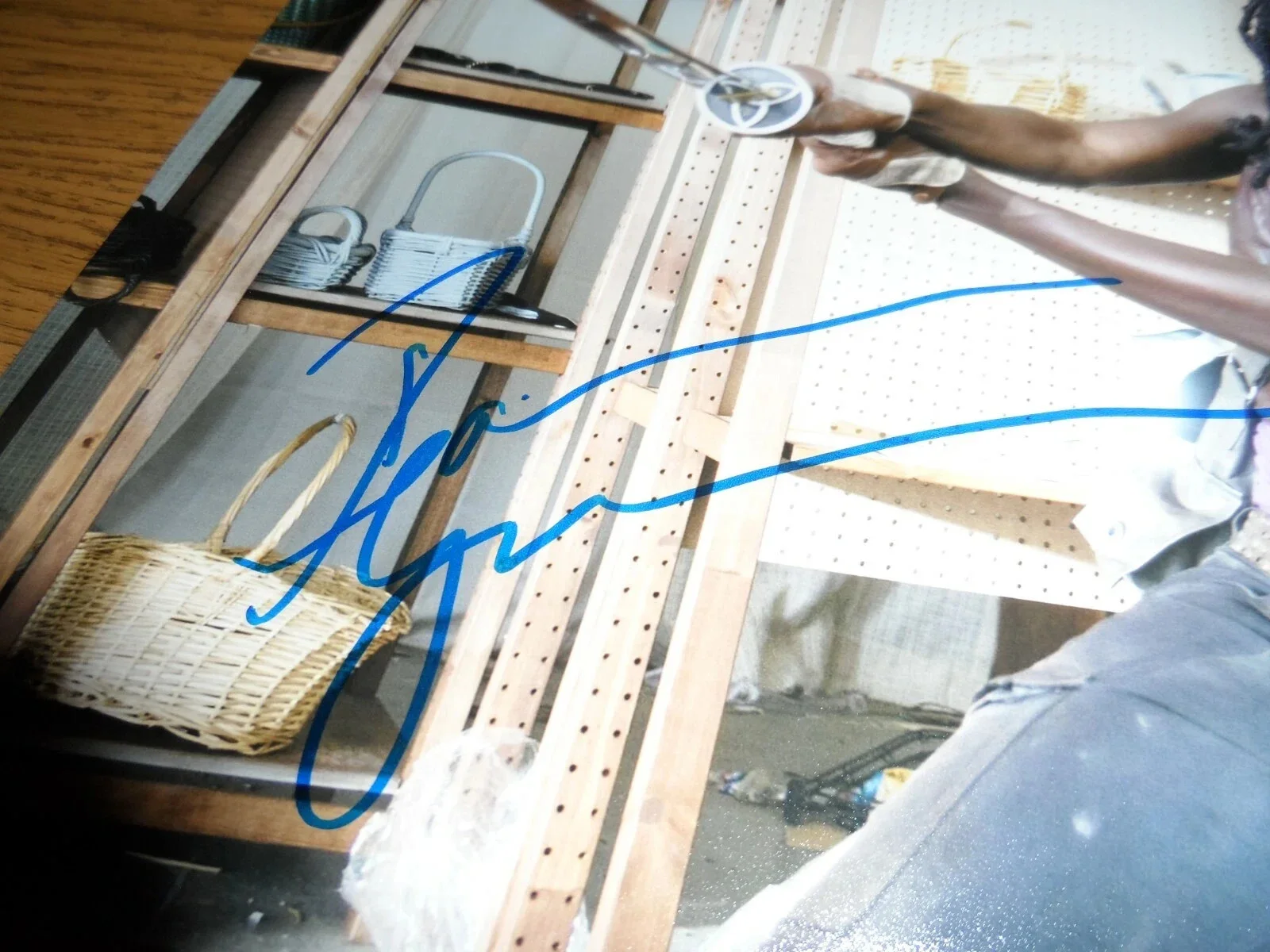 DANAI GURIRA — DANAI GURIRA (MICHONNE) THE WALKING DEAD AUTOGRAPHED/SIGNED 8X10 PHOTO--JSA, изображение 2