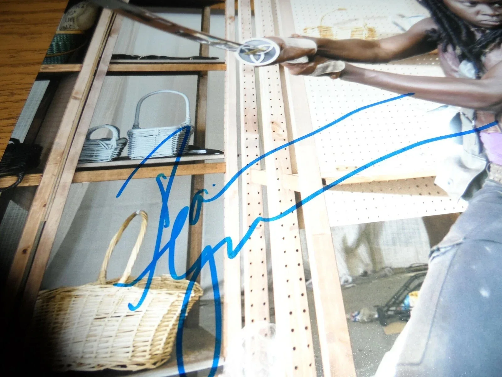 DANAI GURIRA — DANAI GURIRA (MICHONNE) THE WALKING DEAD AUTOGRAPHED/SIGNED 8X10 PHOTO--JSA, изображение 4