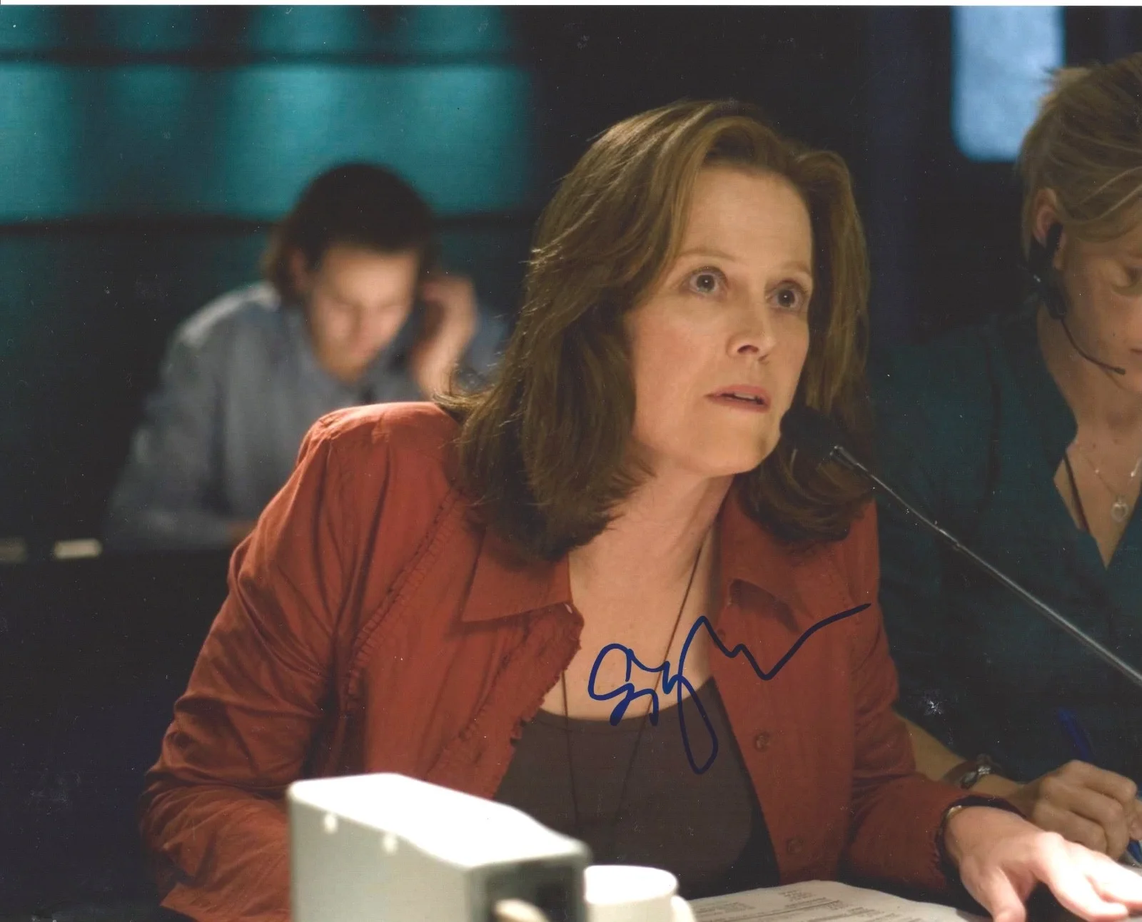Sigourney Weaver — Sigourney Weaver signed 8x10 photo - In Person Exact Proof - Alien Aliens Avatar
