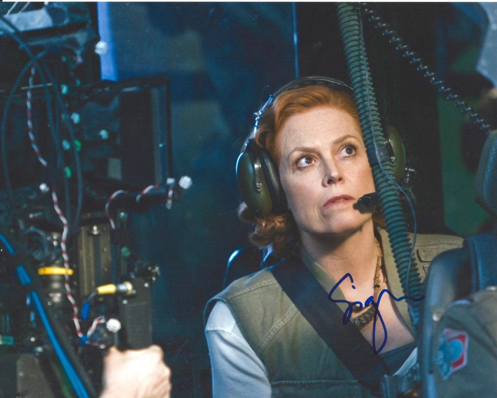 Sigourney Weaver — Sigourney Weaver signed 8x10 photo - In Person Exact Proof - Alien Aliens Avatar