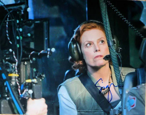 Sigourney Weaver — Sigourney Weaver signed 8x10 photo - In Person Exact Proof - Alien Aliens Avatar, изображение 2