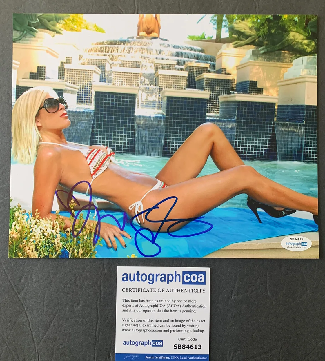 Tori Spelling — Tori Spelling Signed Autographed 8X10 Photo ACOA Sexy Beverly Hills 90210 Donna