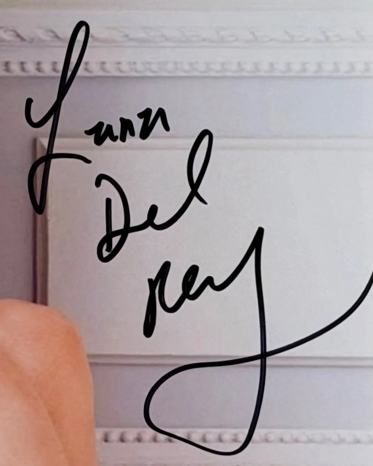 Lana Del Rey Signed 8x11.5 Photo GQ Men of the Year Autograph COA, изображение 2