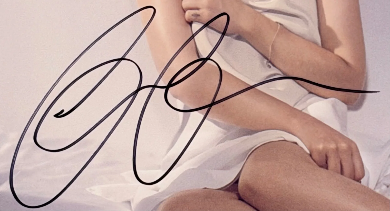 Emilia Clarke — Emilia Clarke Signed 8x11.5 Photo Esquire Game of Thrones Autograph COA, image 2