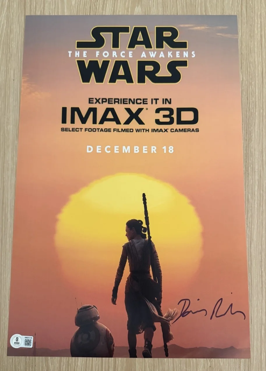 Daisy Ridley — DAISY RIDLEY SIGNED STAR WARS “REY” THE FORCE AWAKENS 11X17 PHOTO BECKETT BAS