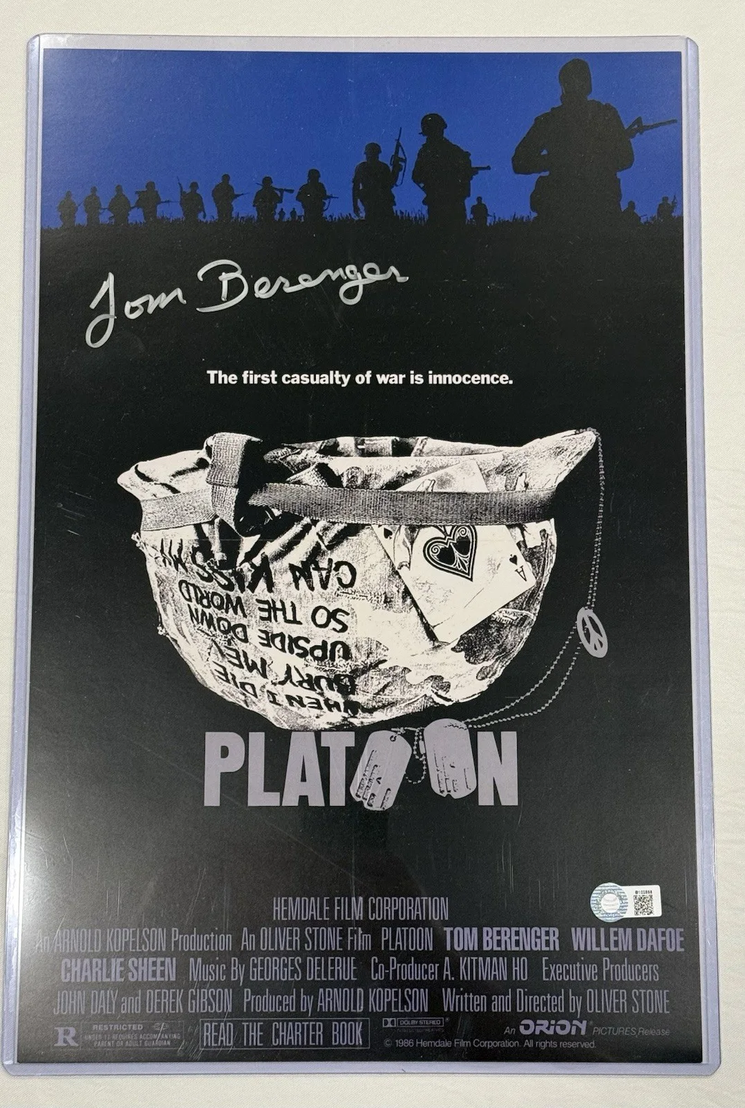 Tom Berenger — Tom Berenger Signed Platoon 11x17 Movie Poster - (SCHWARTZ SPORTS COA)
