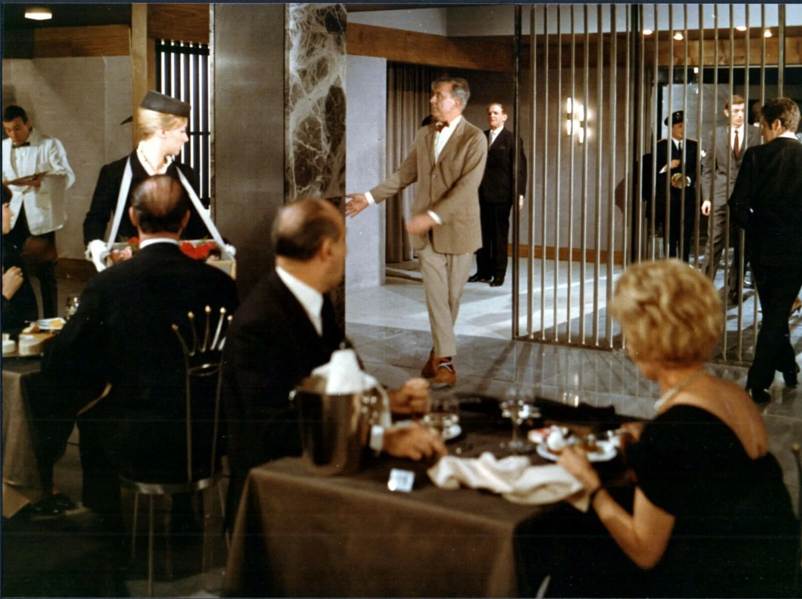 PLAYTIME 1967 Jacques Tati Monsieur Hulot 16 9x7 COLOUR STILLS, изображение 2