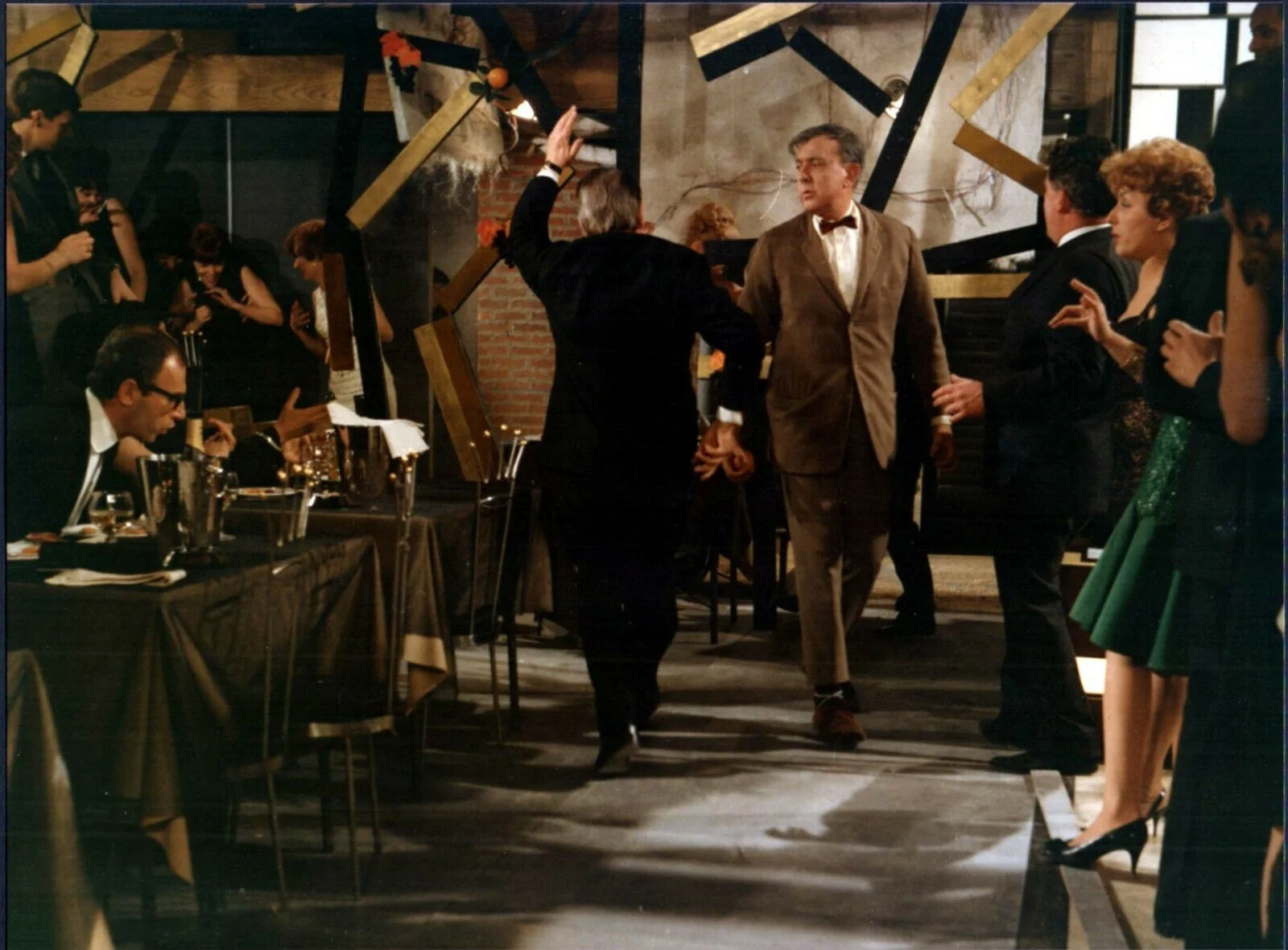 PLAYTIME 1967 Jacques Tati Monsieur Hulot 16 9x7 COLOUR STILLS, изображение 3