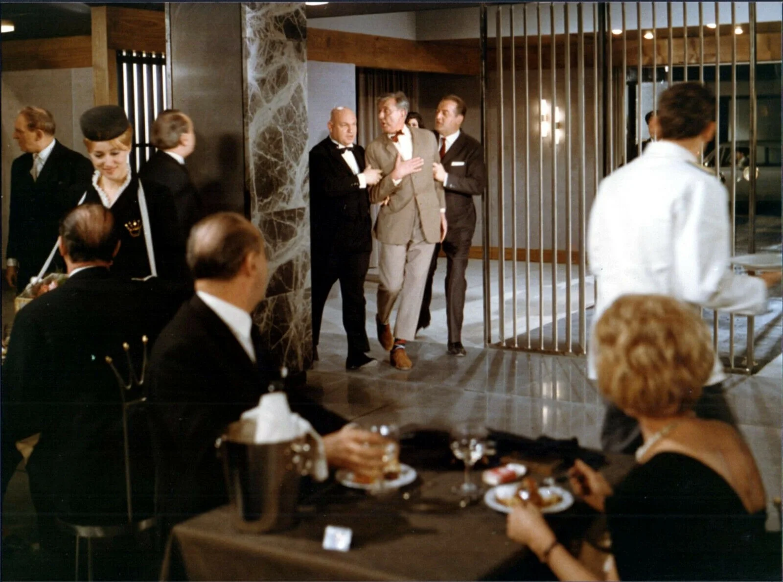 PLAYTIME 1967 Jacques Tati Monsieur Hulot 16 9x7 COLOUR STILLS, изображение 4