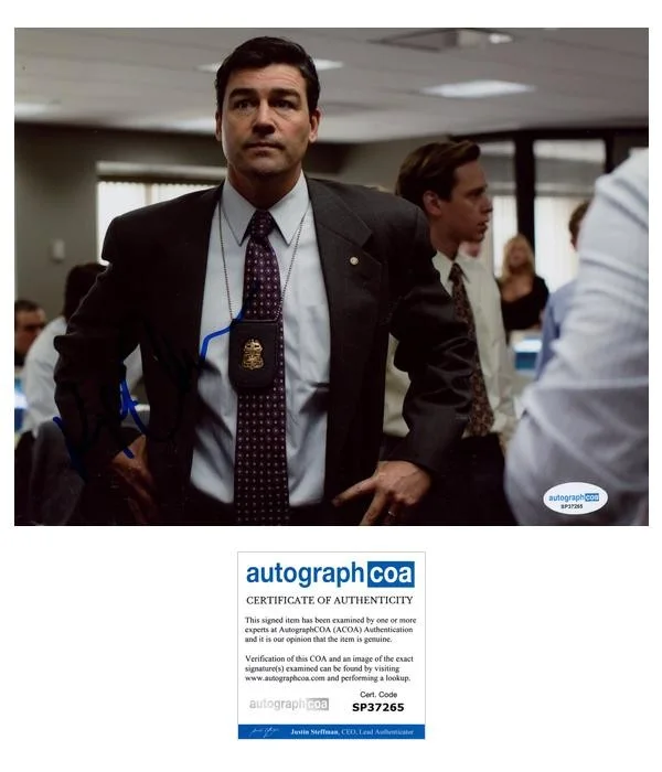 Kyle Chandler — Kyle Chandler "The Wolf of Wall Street" AUTOGRAPH Signed 8x10 Photo ACOA