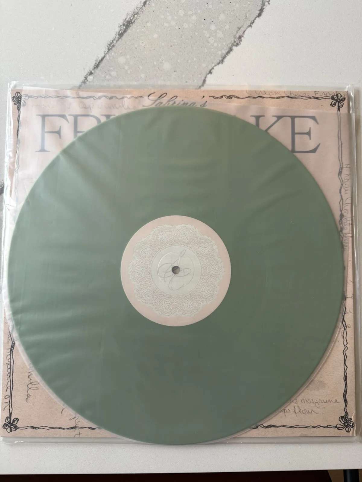 Sabrina Carpenter Fruitcake Autographed Vinyl Record Green Disc Signed Cover, изображение 2