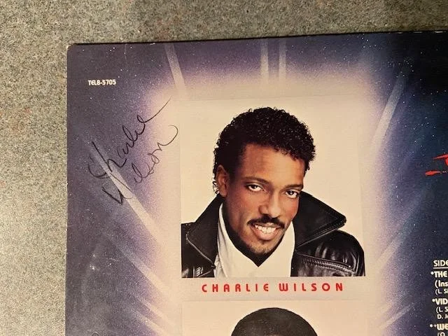 Charlie Wilson Signed Framed Album Vinyl The Gap Band VI Autographed JSA CN06417, изображение 3