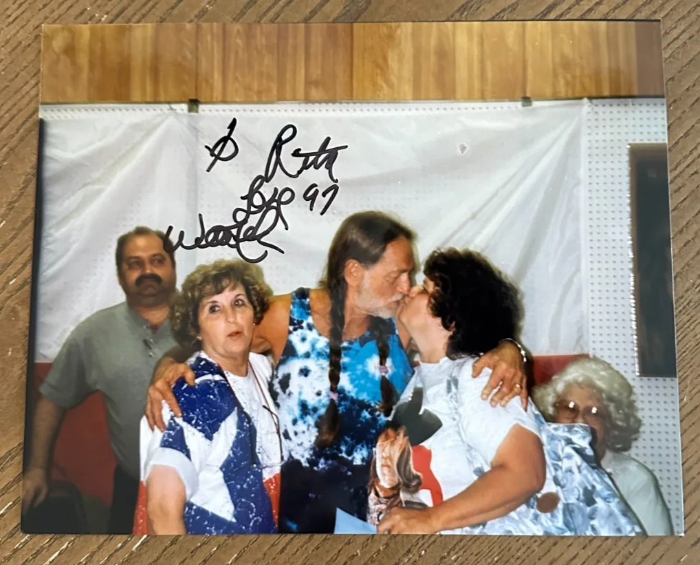 Vintage 8x10 Photo WILLIE NELSON Kissing Woman on Lips Photo, изображение 3