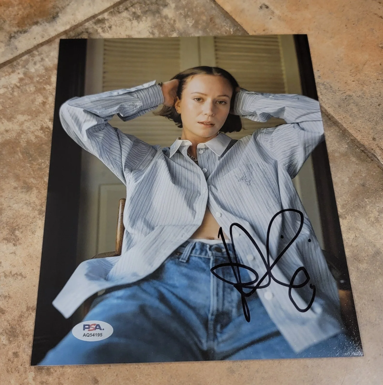 Hannah Einbinder — Hannah Einbinder signed 8x10 photo PSA DNA autograph photoshoot blue shirt jeans