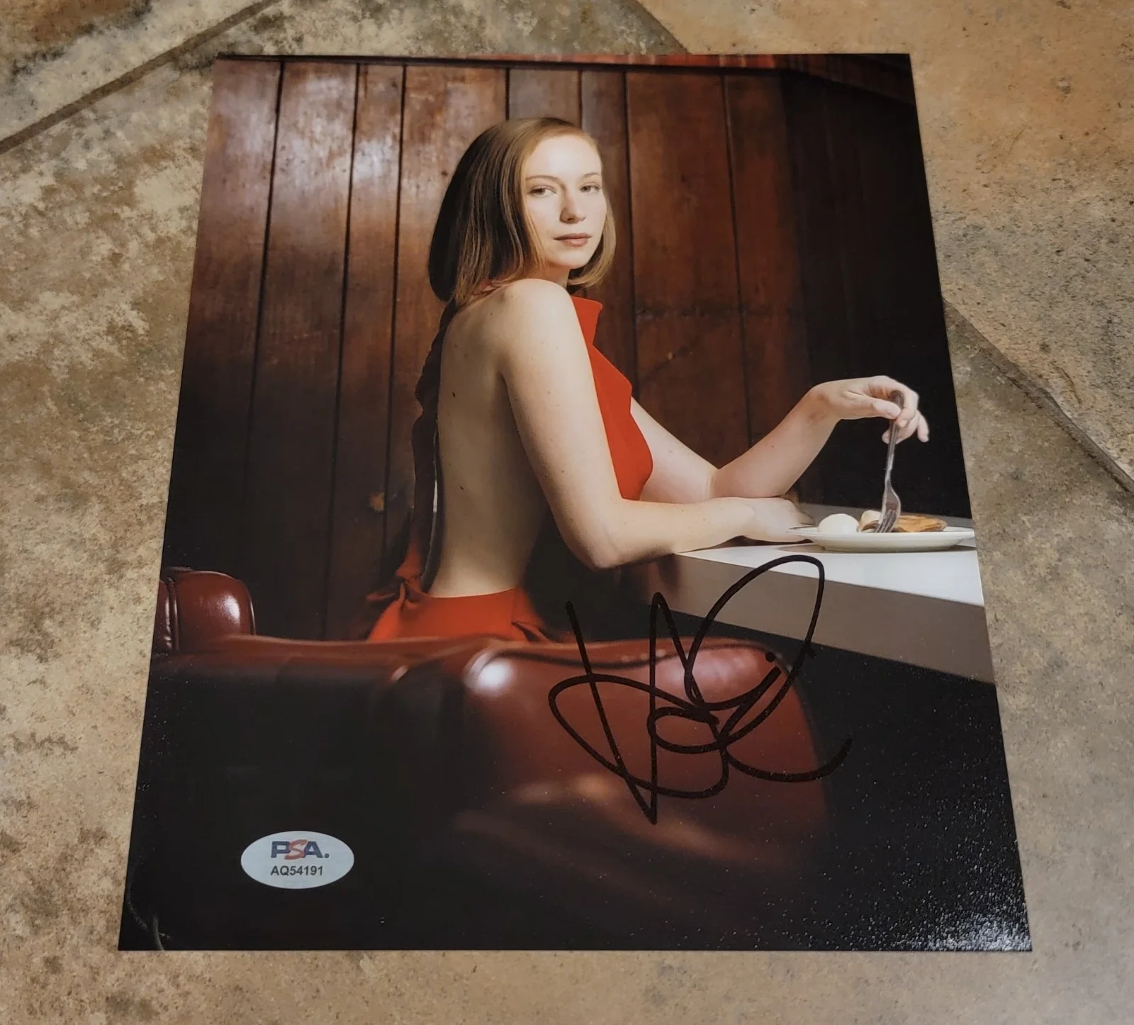 Hannah Einbinder — Hannah Einbinder signed 8x10 photo PSA DNA autograph photoshoot red dress