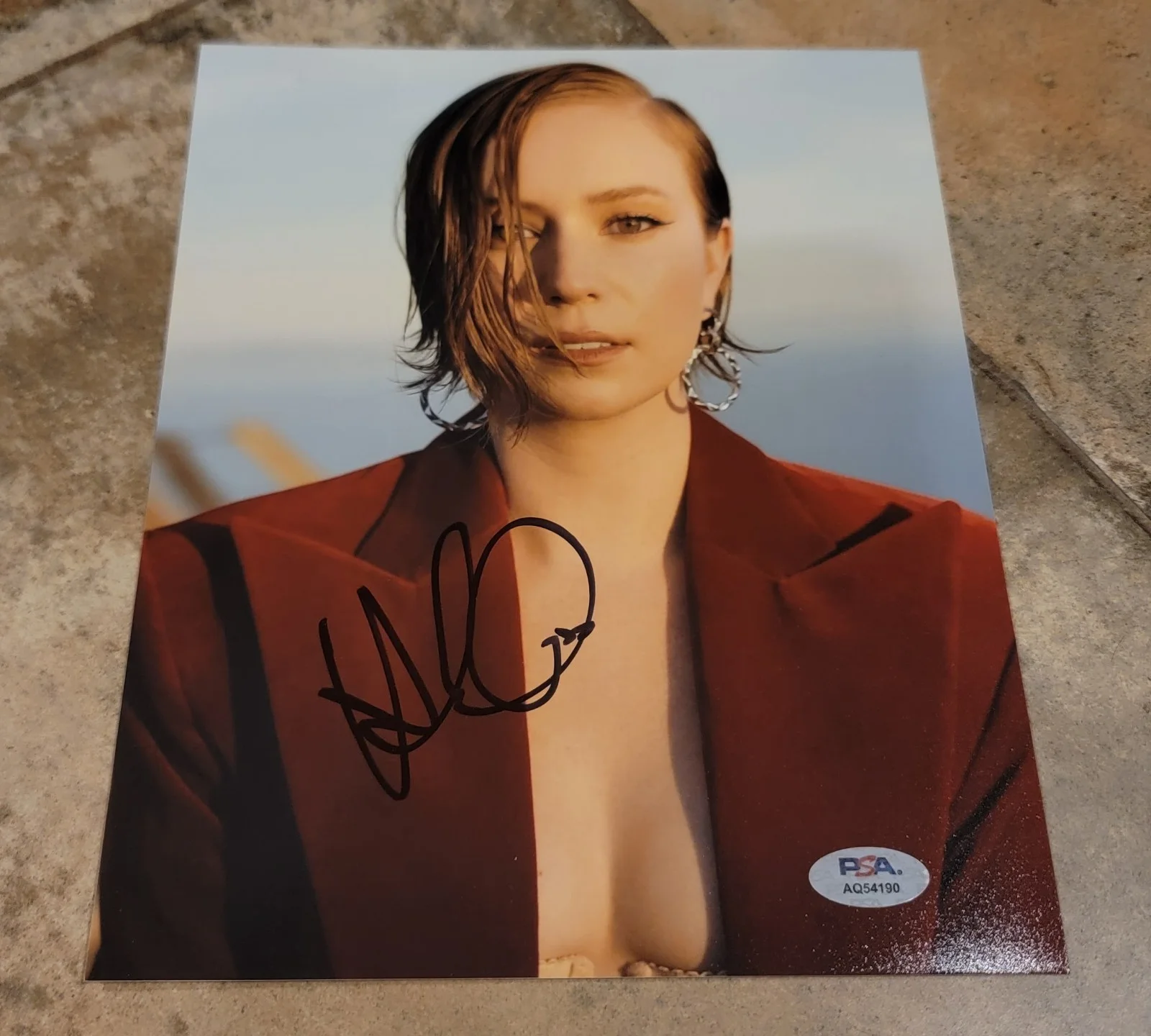 Hannah Einbinder — Hannah Einbinder signed 8x10 photo PSA DNA autograph photoshoot red jacket