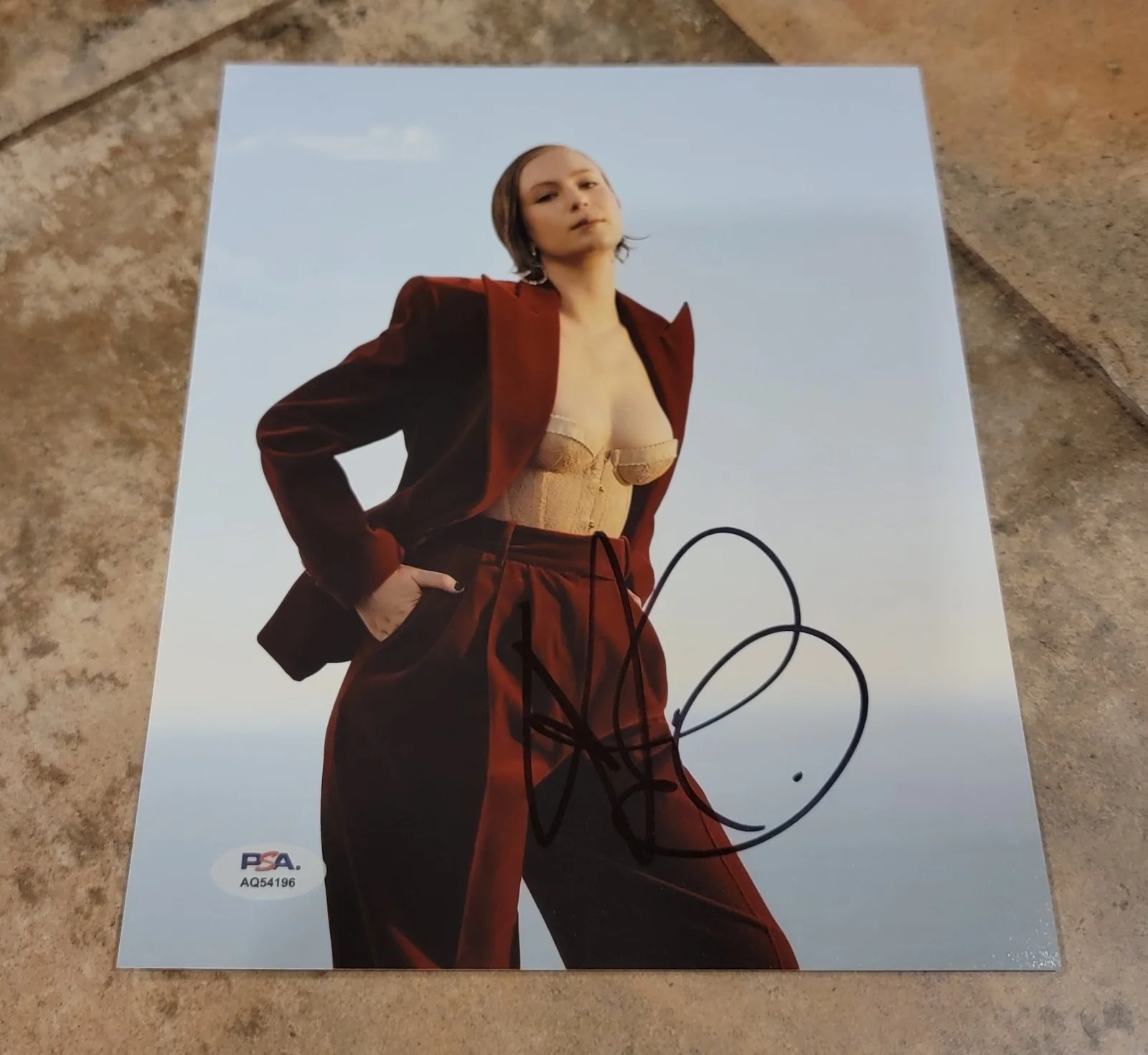 Hannah Einbinder — Hannah Einbinder signed 8x10 photo PSA DNA autograph photoshoot red jacket b