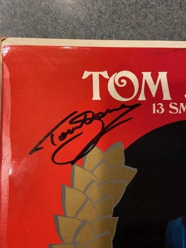 Tom Jones JSA #CN06419 Signed Framed Autograph Album Record Vinyl 13 Smash Hits, изображение 2