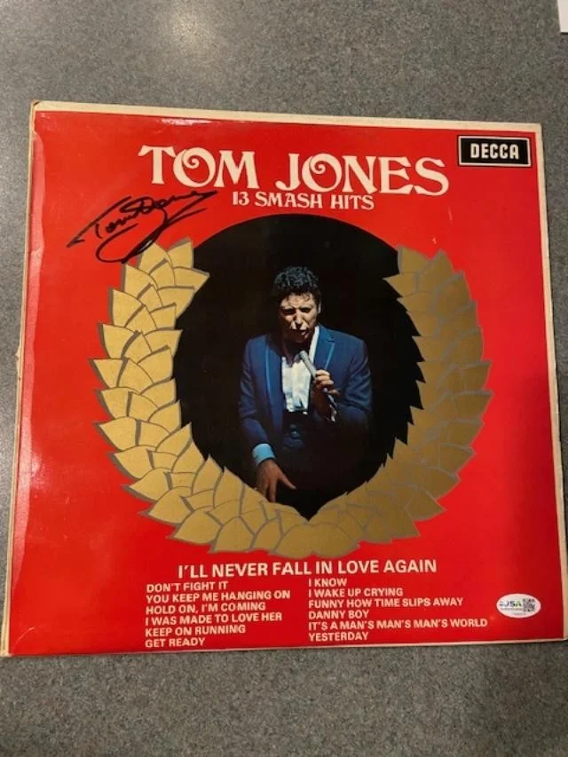 Tom Jones JSA #CN06419 Signed Framed Autograph Album Record Vinyl 13 Smash Hits, изображение 4