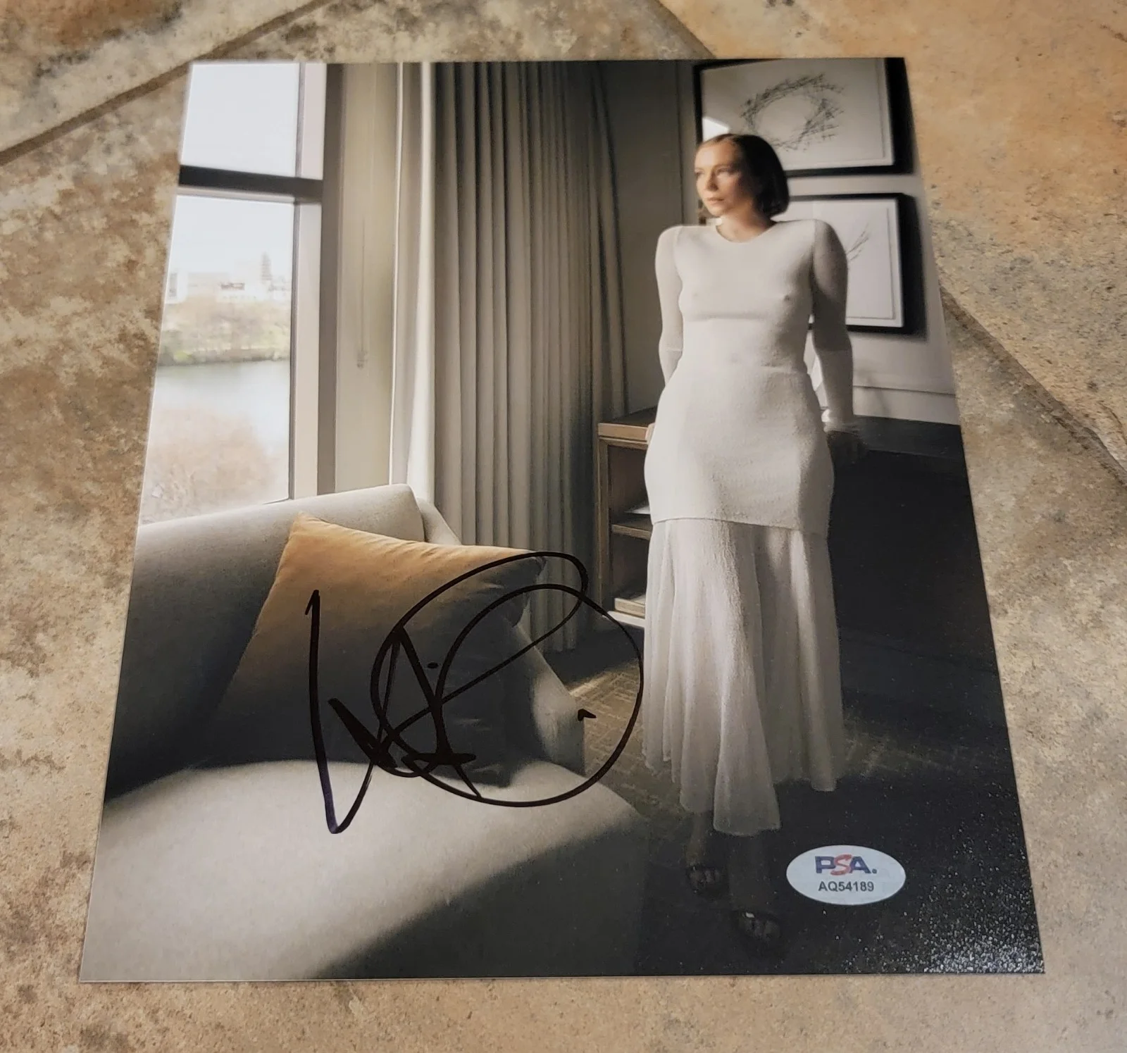 Hannah Einbinder — Hannah Einbinder signed 8x10 photo PSA DNA autograph photoshoot white dress