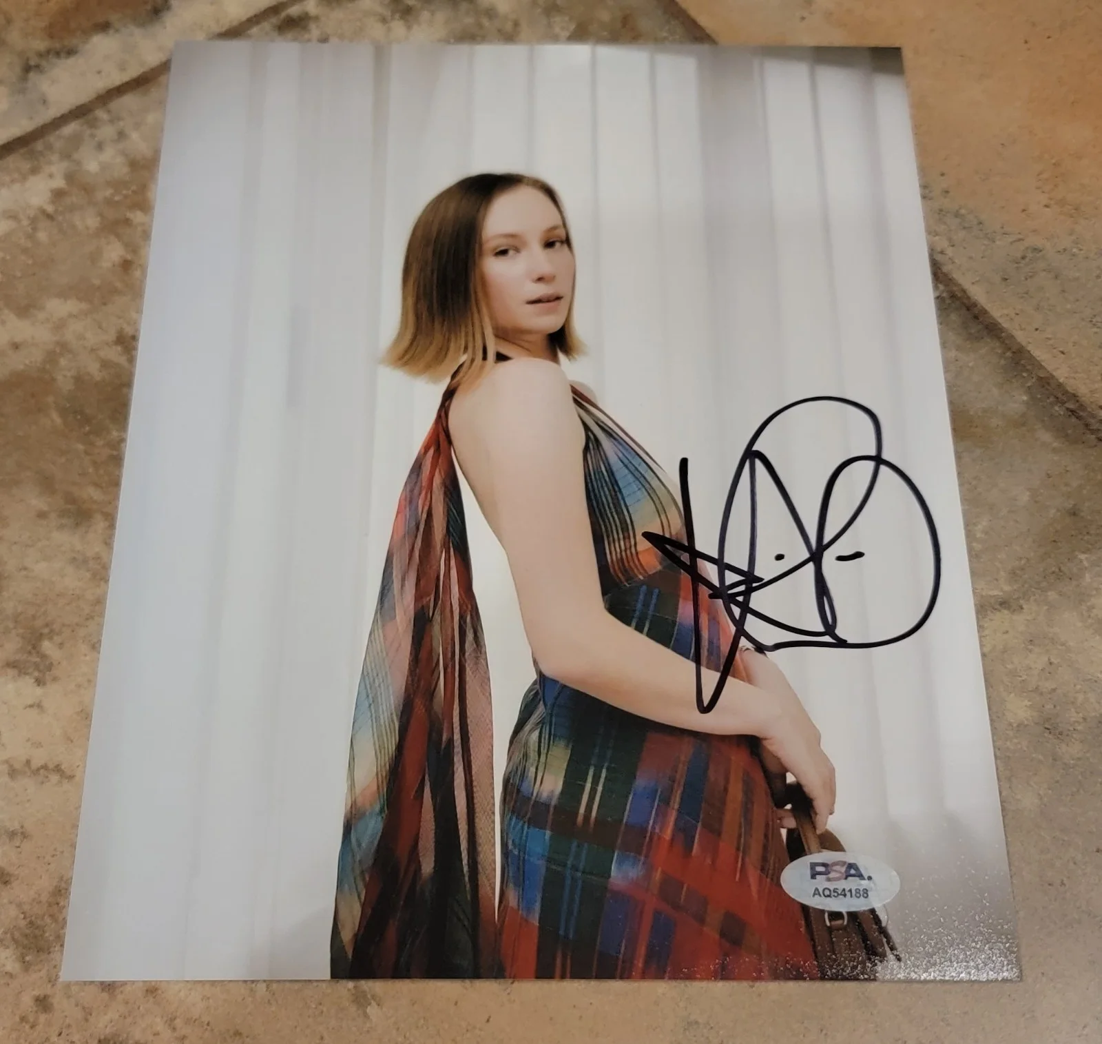Hannah Einbinder — Hannah Einbinder signed 8x10 photo PSA DNA autograph photoshoot rainbow dress