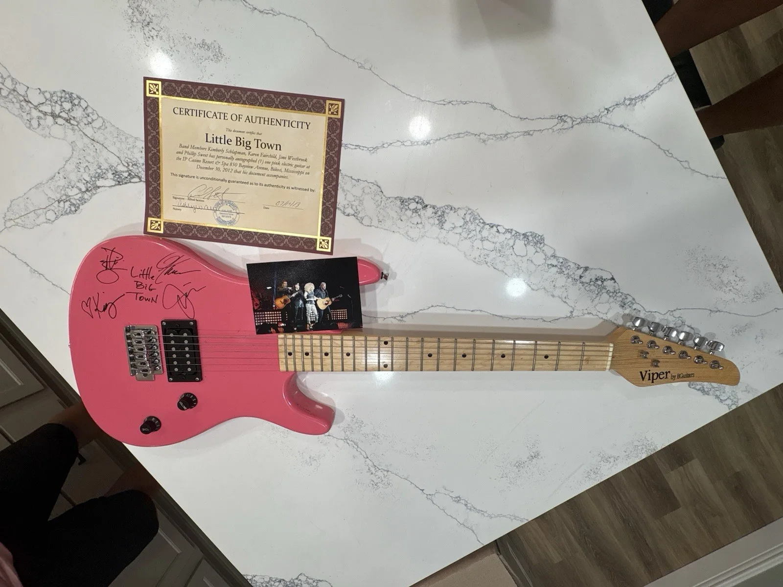 Little Big Town Signed Pink Electric Guitar - Original Music Memorabilia, изображение 3