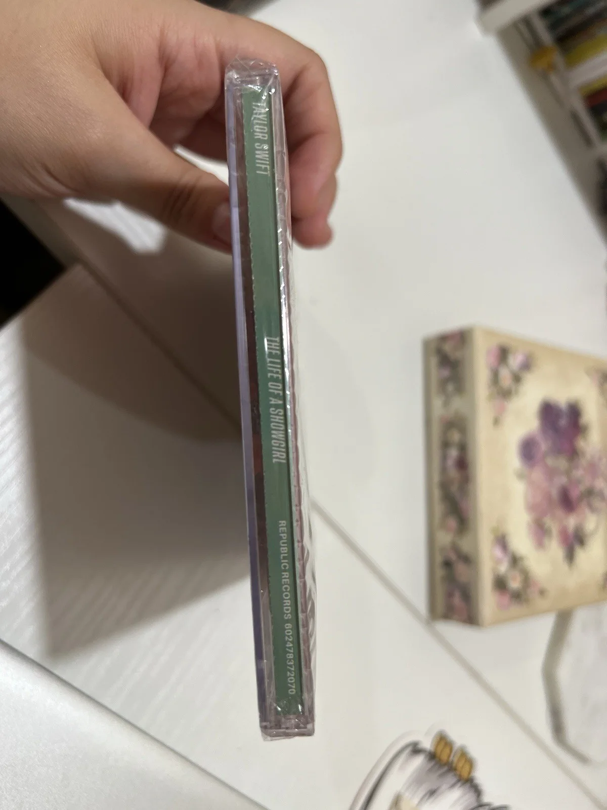 Taylor Swift Signed CD the Life of a Showgirl with Handsigned Photo, изображение 3