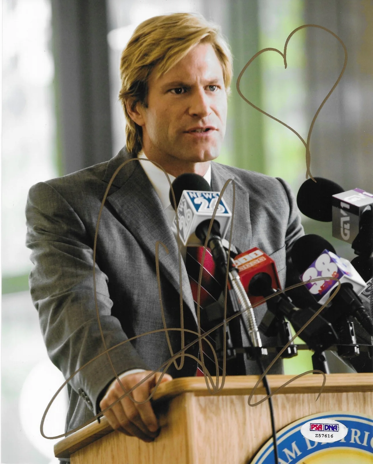 Aaron Eckhart — Aaron Eckhart The Dark Knight Signed 8x10 Photo Autographed PSA/DNA COA
