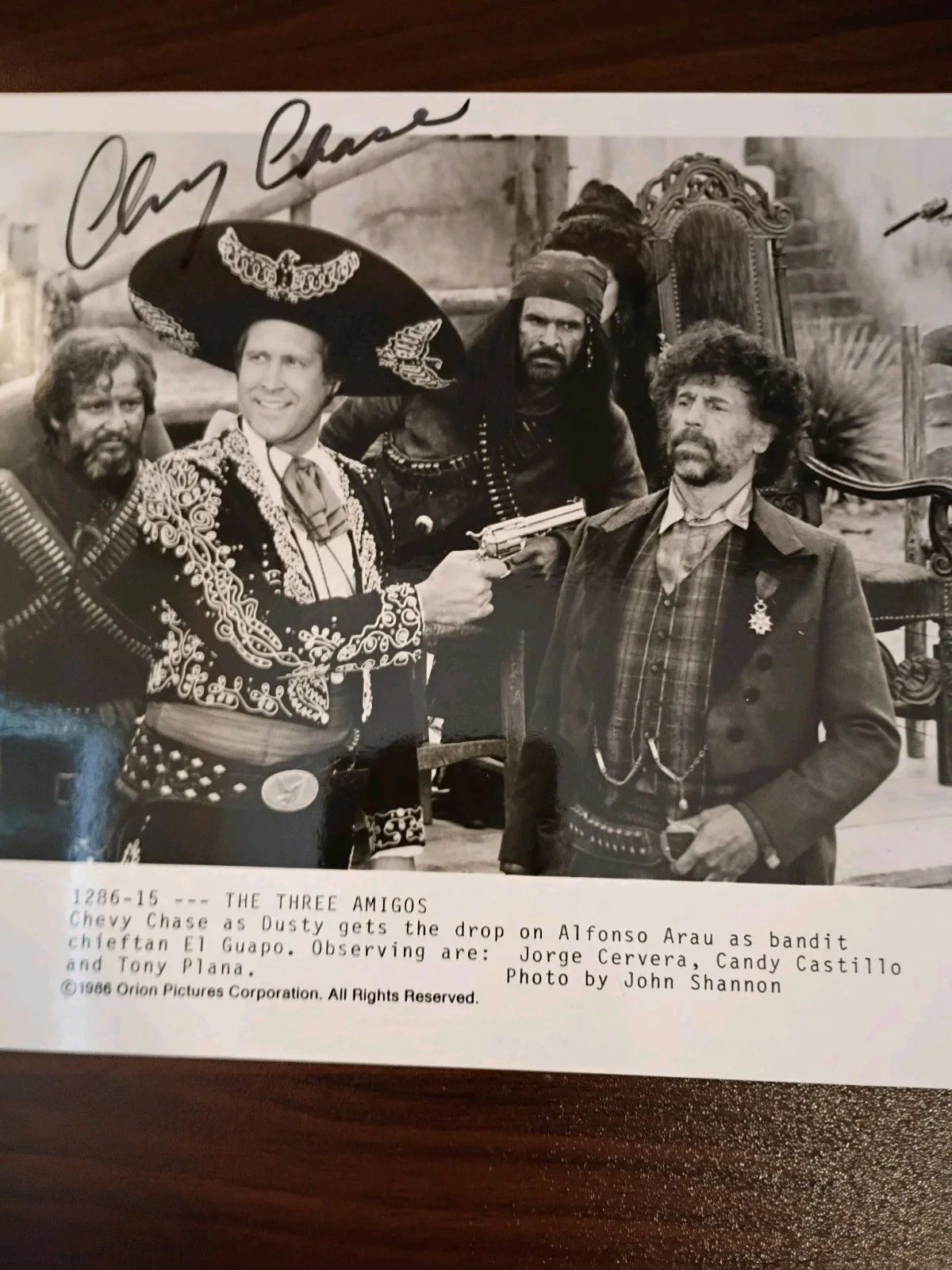 Chevy Chase — CHEVY CHASE Signed Autographed 8x10 Movie Still Photo from THE THREE AMIGOS, изображение 3