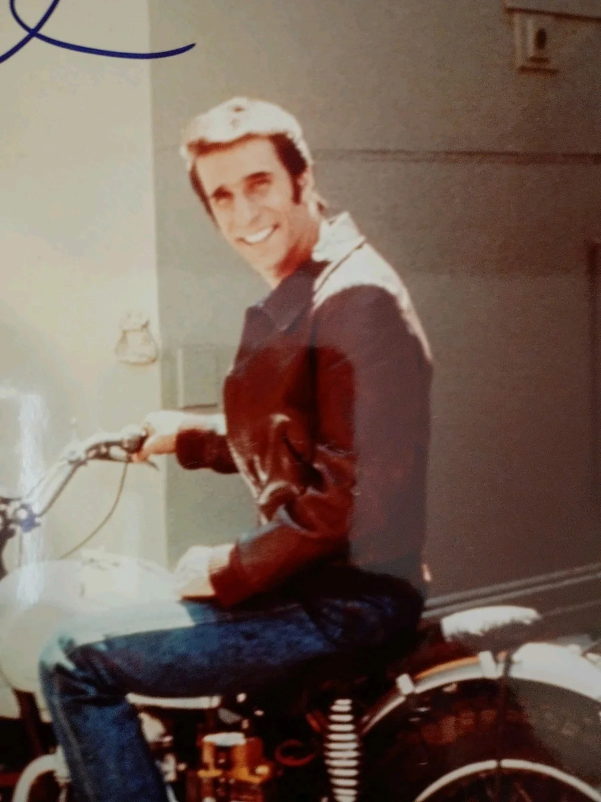 Henry Winkler — HENRY WINKLER Signed Autographed 8x10 Photo as THE FONZ from HAPPY DAYS..PSA/DNA, изображение 2