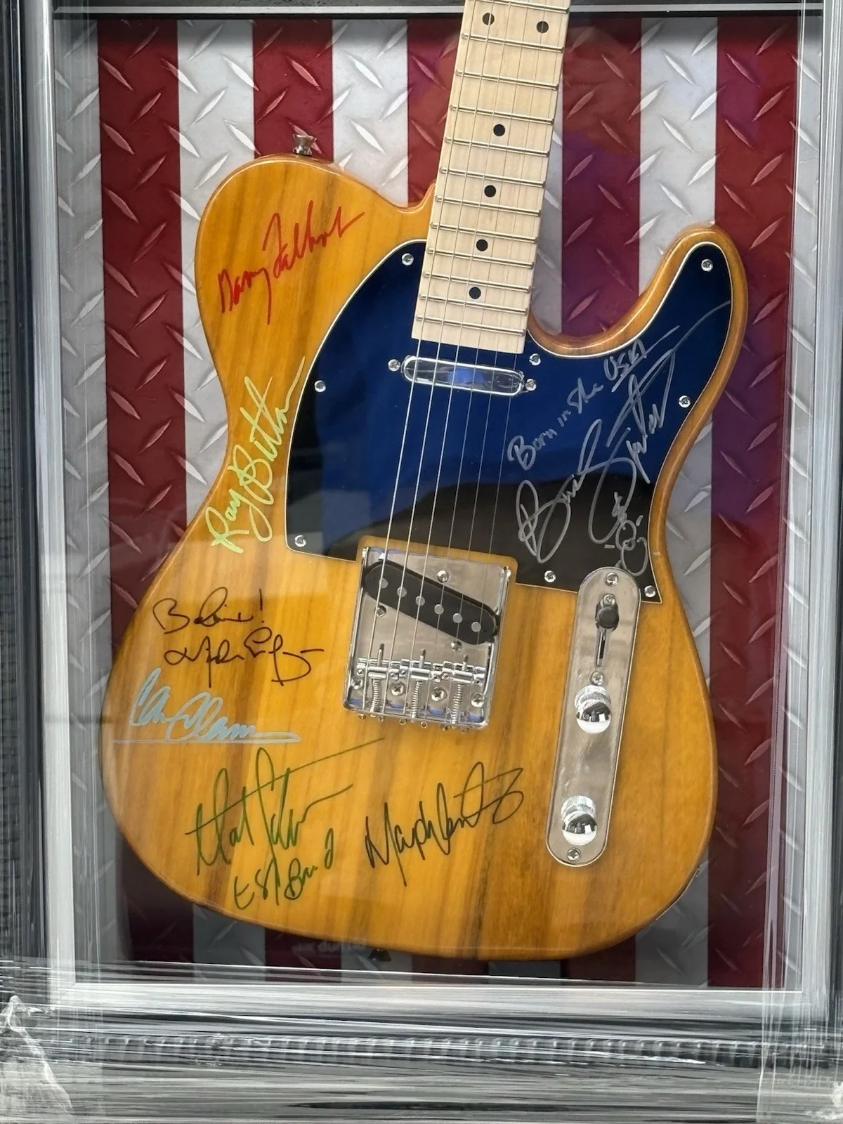 Clarence Clemons, Nils Lofgren, Bruce Springsteen, Steven Van Zan — Guitarra elétrica Bruce Springsteen & E Street Band autografada emoldurada, изображение 2