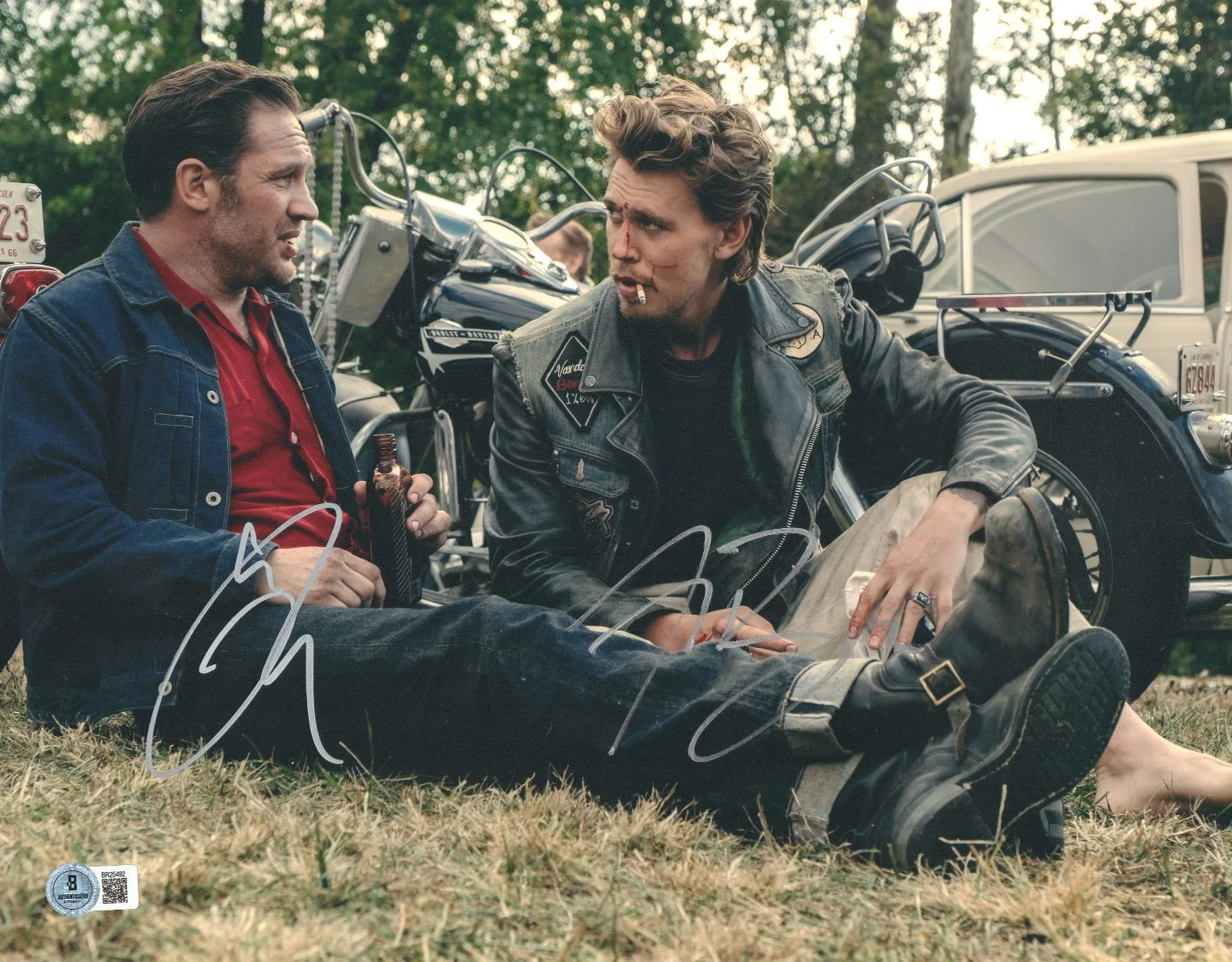 TOM HARDY AUSTIN BUTLER — TOM HARDY AUSTIN BUTLER SIGNED AUTOGRAPG THE BIKERIDERS 11X14 PHOTO BECKETT BAS