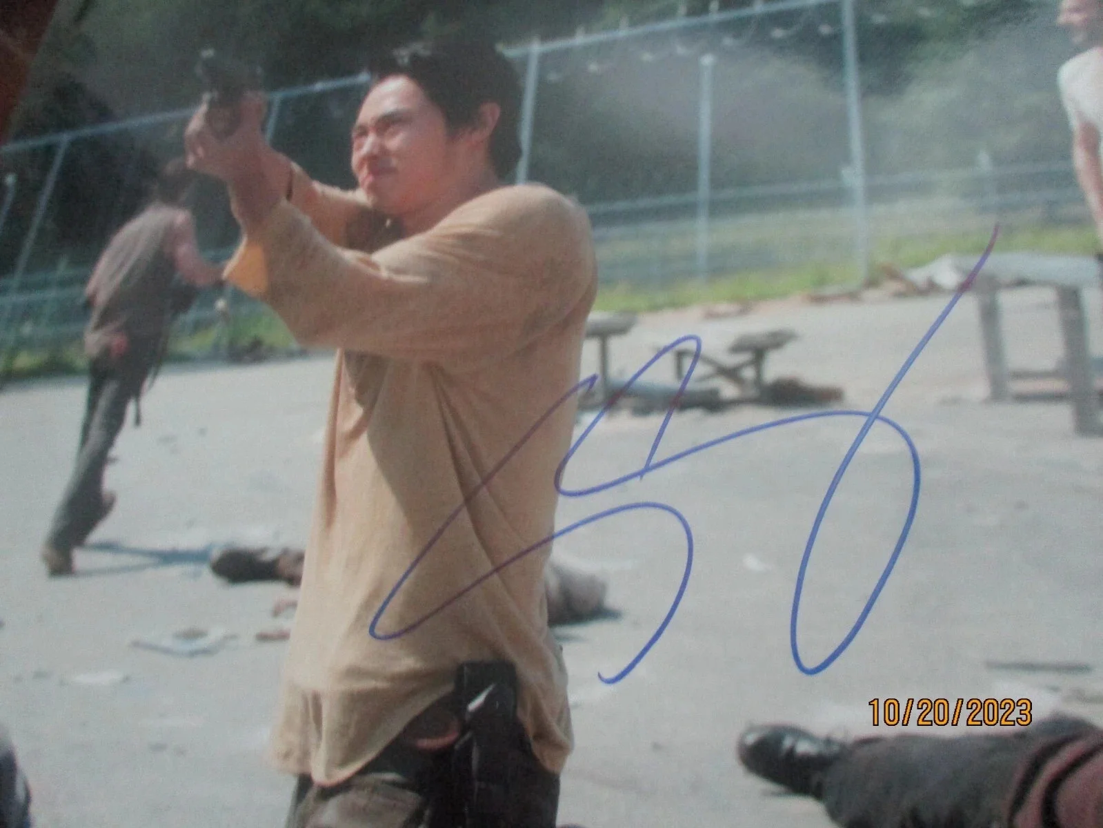 STEVEN YEUN — STEVEN YEUN (GLENN) THE WALKING DEAD AUTOGRAPHED/SIGNED 8X10 PHOTO, изображение 3