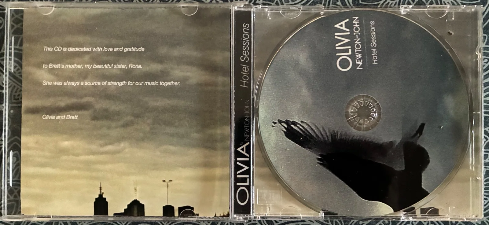 OLIVIA NEWTON-JOHN Signed HOTEL SESSIONS CD Autographed "Love" Rare 2014 Demos, image 3
