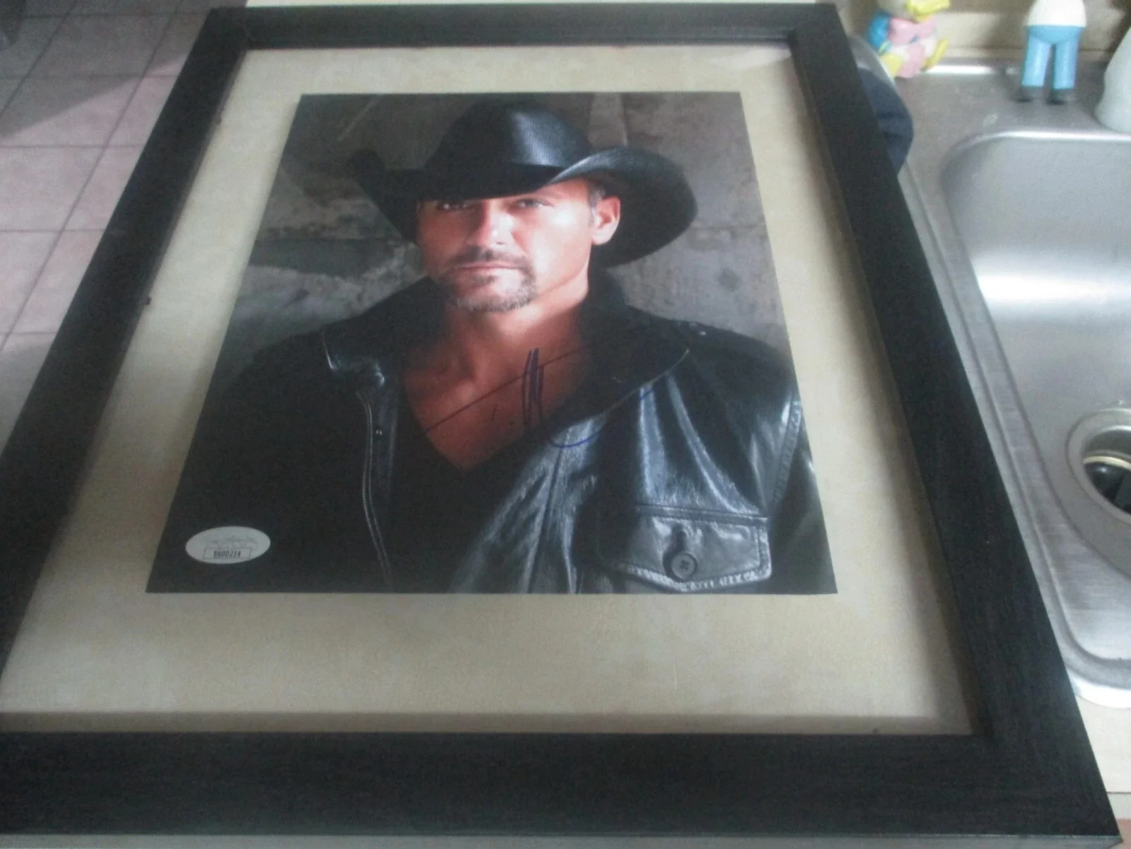 TIM MCGRAW AUTHENTIC SIGNED/AUTOGRAPHED 8X10 PHOTO FRAMED--JSA CERTIFIED, image 2