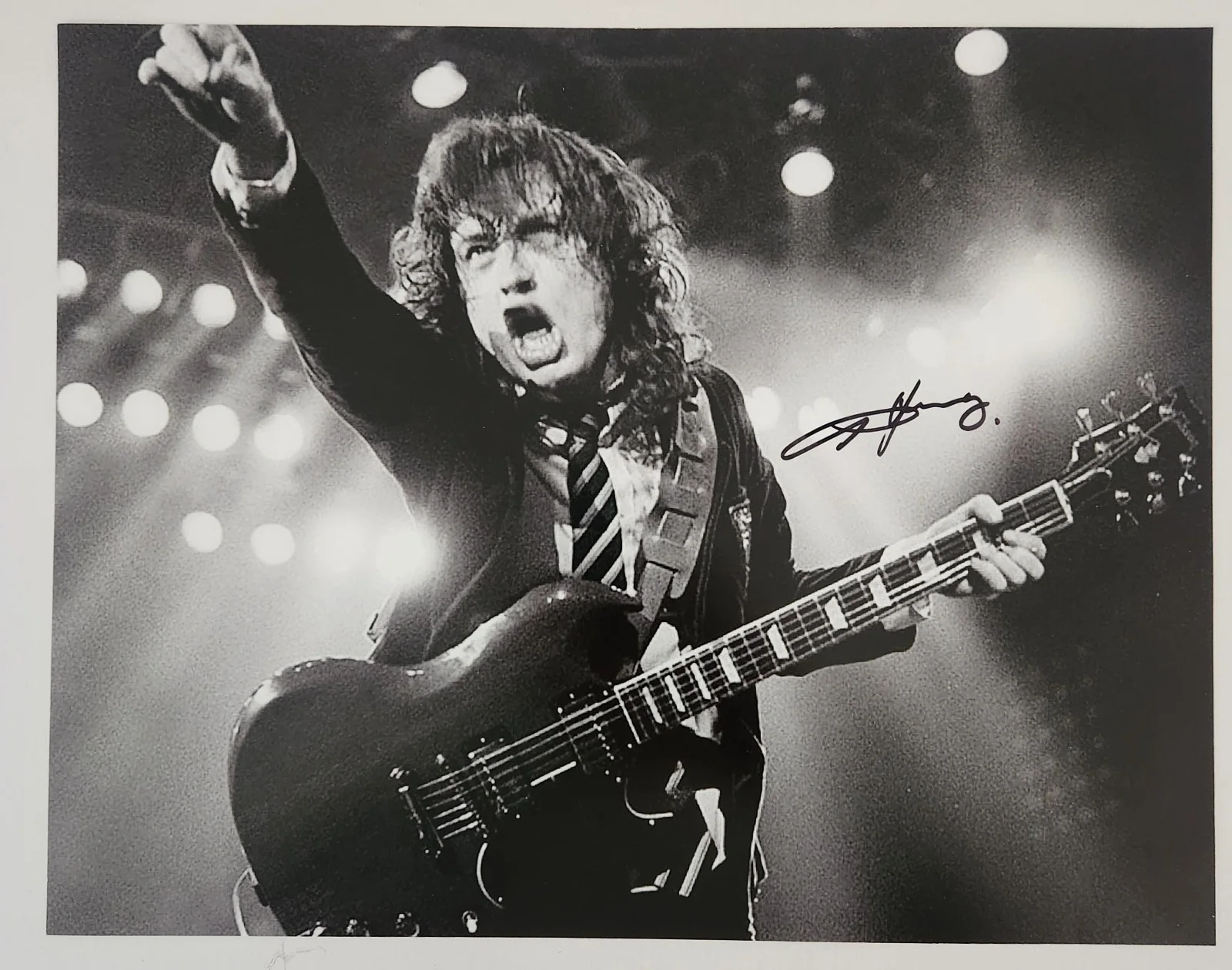 ANGUS YOUNG SIGNED AUTOGRAPHED 11 X 14 B&W AC/DC FANTASTIC PHOTO JSA LOA, image 2