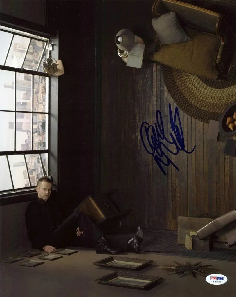 Dominic Monaghan — Dominic Monaghan Flash Forward Signed Authentic 11X14 Photo PSA/DNA #S33592, image 3