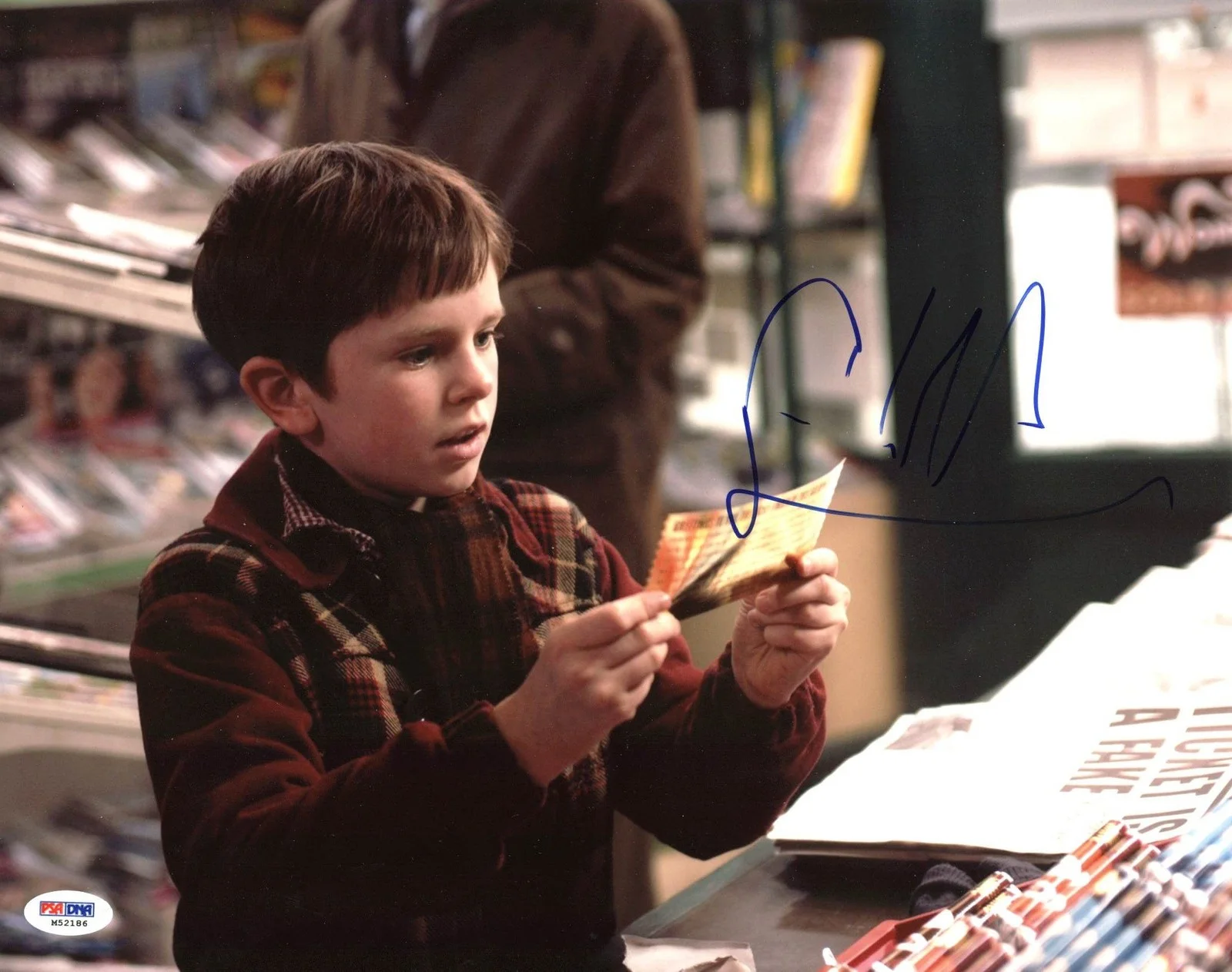 Freddie Highmore — Freddie Highmore Charlie & The Chocolate Factory Signed 11X14 Photo PSA #M52186, изображение 3