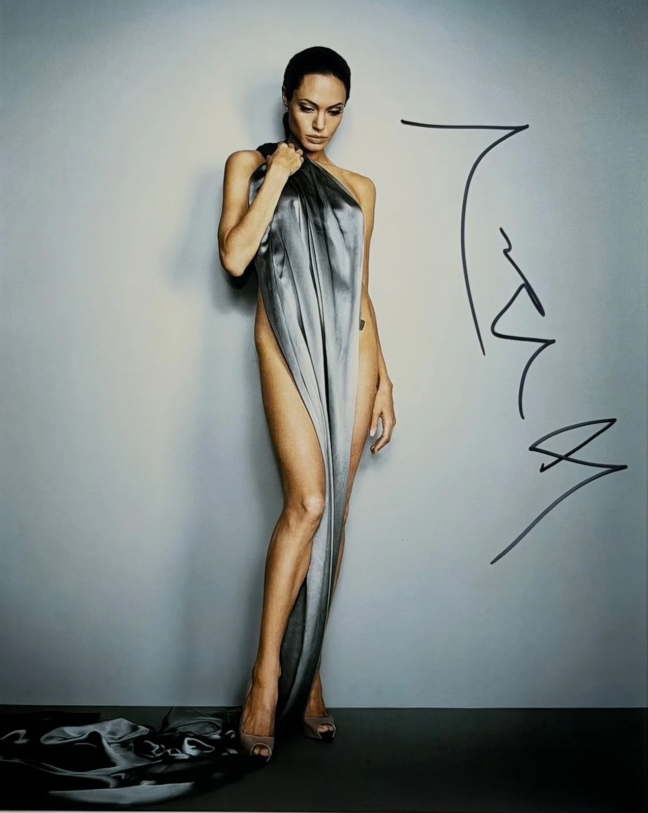 Angelina Jolie — Angelina Jolie Signed 8x10 Photo Actress Model Autograph w/ COA