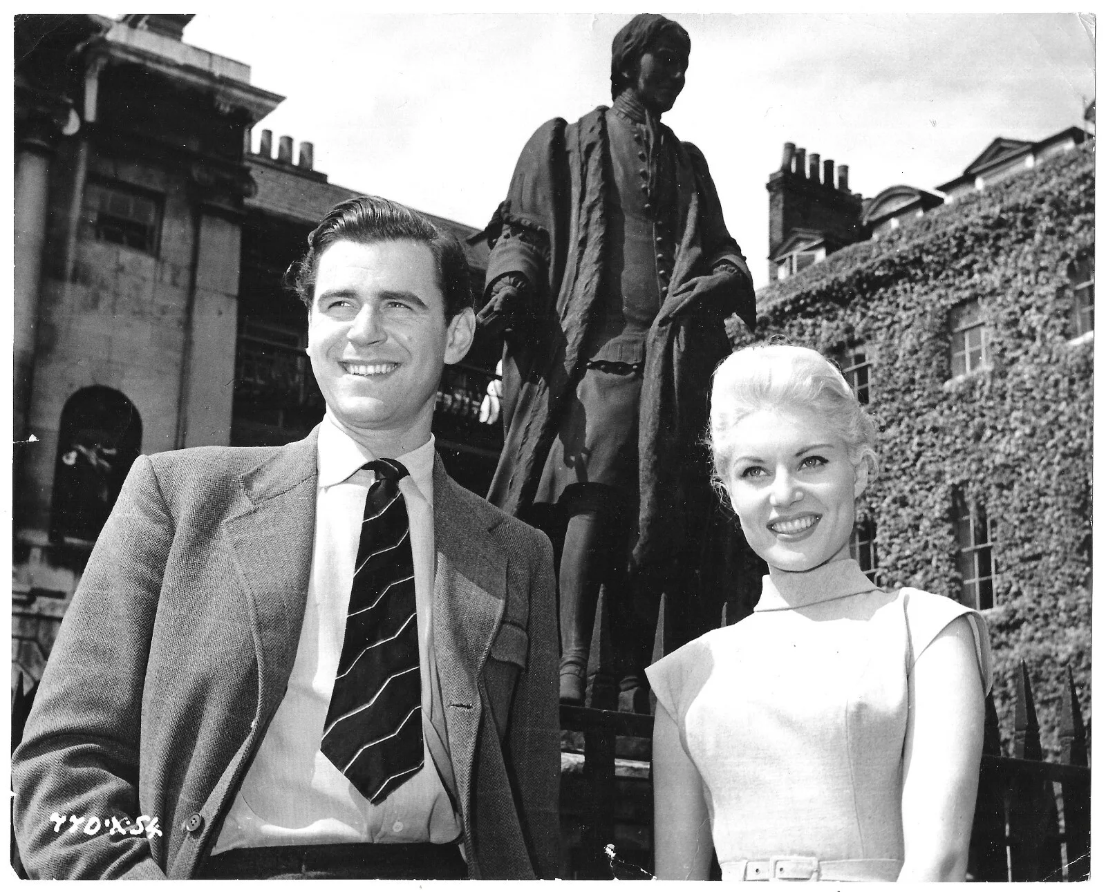 Official J A Rank Studio Movie Press Photo Belinda Lee / George Baker Actors, изображение 2